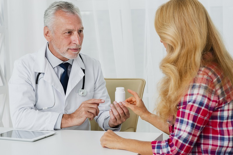 Trường hợp bệnh mức độ nhẹ, bác sĩ thường cân nhắc áp dụng cách chữa sùi mào gà ở vùng kín nữ bằng điều trị nội khoa