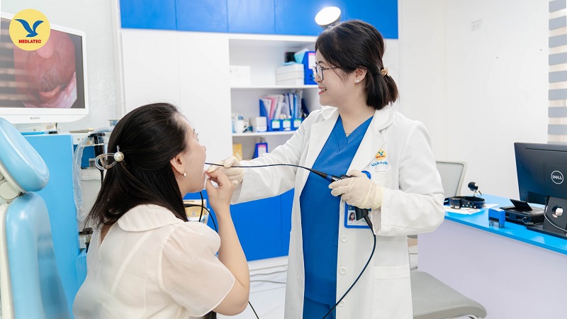 Người bệnh trong quá trình nội soi họng tìm nguyên nhân gây ho nhiều tại MEDLATEC