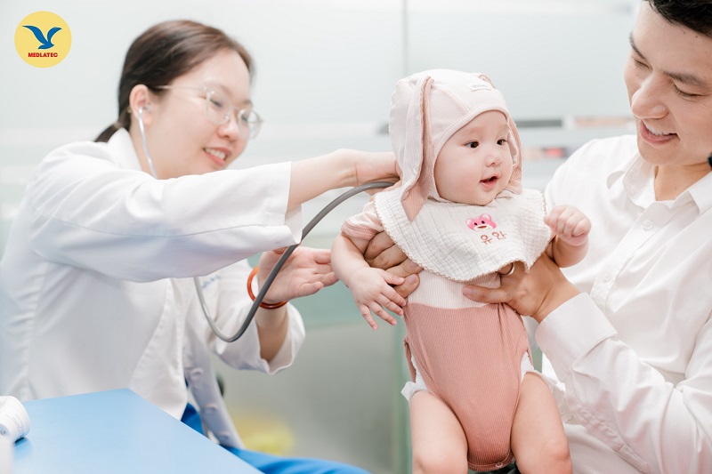 Trẻ được bác sĩ thăm khám, chẩn đoán nguyên nhân gây đờm để điều trị an toàn