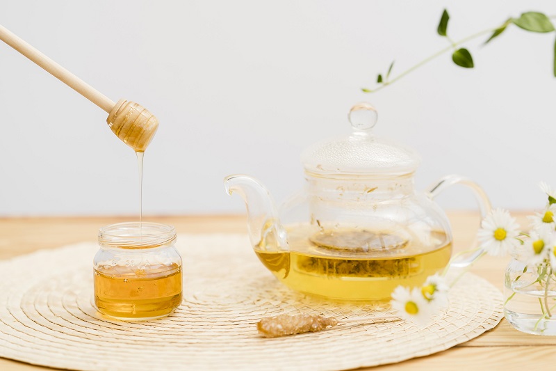 Cha mẹ không nên dùng mật ong cho trẻ dưới 1 tuổi