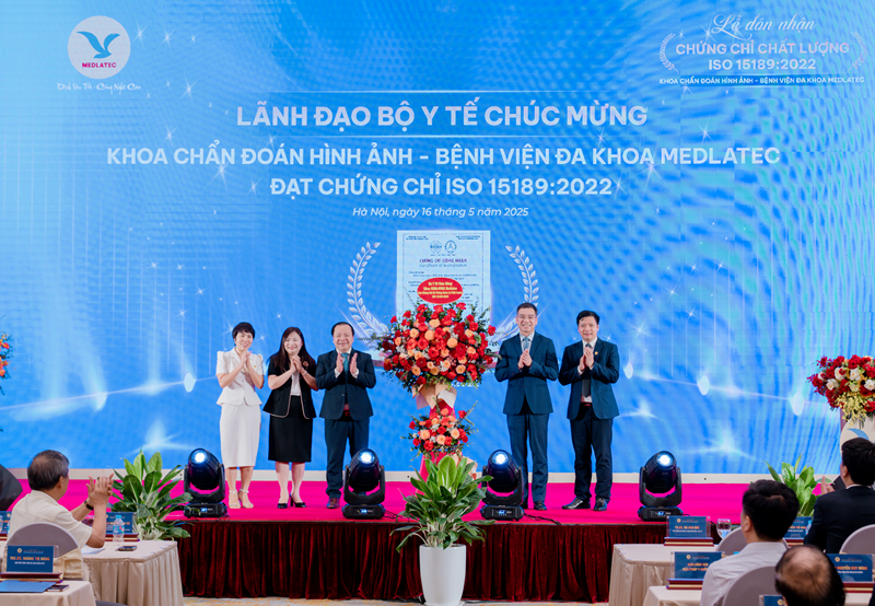 Cục trưởng Cục Quản lý khám, chữa bệnh tặng hoa chúc mừng Khoa Chẩn đoán hình ảnh, Bệnh viện Đa khoa MEDLATEC đạt chứng chỉ chất lượng ISO 15189:2022 