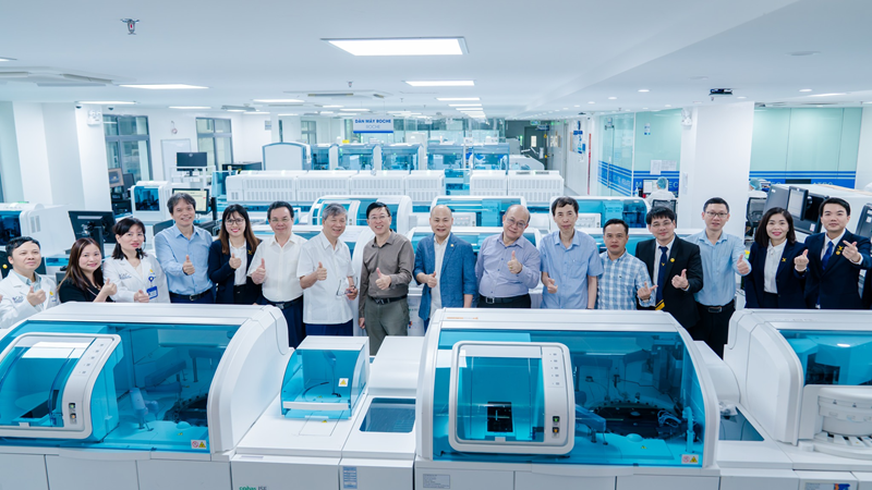 Hệ thống máy móc hiện đại là một trong những thành tố quan trọng mang đến kết quả tin cậy (Ảnh: Ban lãnh đạo MEDLATEC GROUP vinh dự tiếp đoàn Hội đồng Tư vấn Chính sách của Thủ tướng Chính phủ đến tham quan Trung tâm Xét nghiệm) 