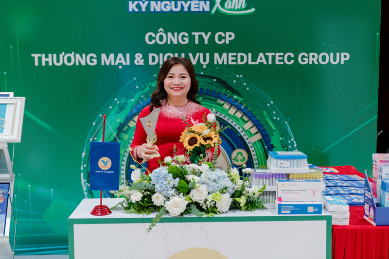 Phó Tổng Giám đốc Nguyễn Thị Kim Len tại Lễ công bố sản phẩm đạt Thương hiệu Quốc gia Việt Nam năm 2024 – dấu mốc ghi nhận MEDLATEC là đơn vị y tế đầu tiên có dịch vụ xét nghiệm đạt danh hiệu này