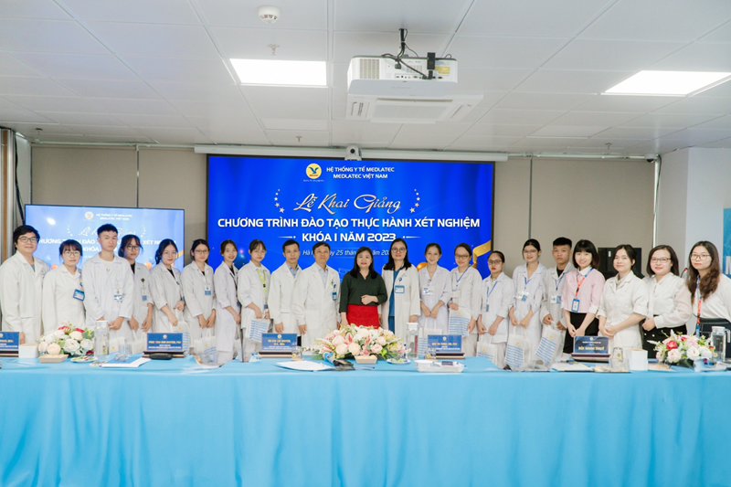 ThS.BSCKII Nguyễn Thị Kim Len chụp hình cùng đội ngũ chuyên gia, y bác sĩ trong hệ thống 