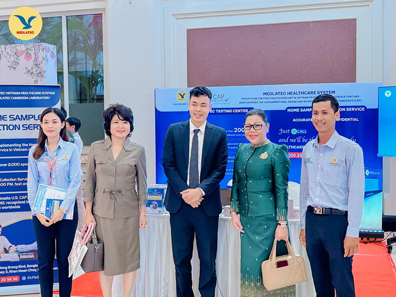 Chân dung anh Nguyễn Xuân Đình (giữa ảnh) – Giám đốc MEDLATEC Campuchia 