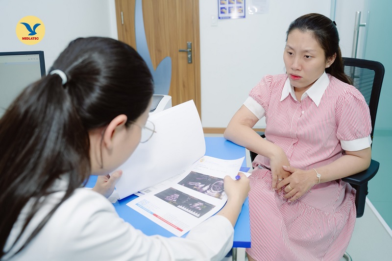 Thăm khám theo lịch hẹn của bác sĩ giúp mẹ bầu phòng ngừa rủi ro gặp phải trong thai kỳ