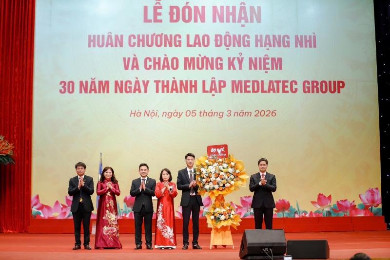 Ban lãnh đạo MEDLATEC GROUP đón nhận lẵng hoa tươi thắm chúc mừng của Bộ Y tế 