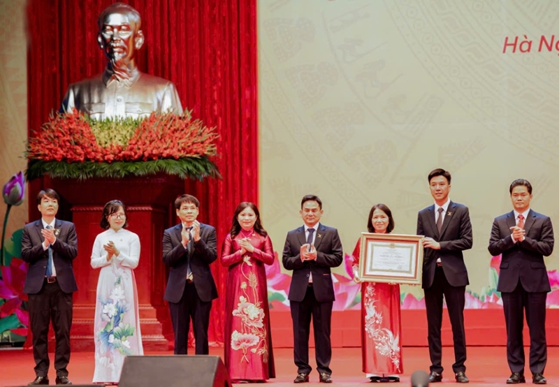 Ban lãnh đạo MEDLATEC GROUP đón nhận Huân chương Lao động hạng Nhì