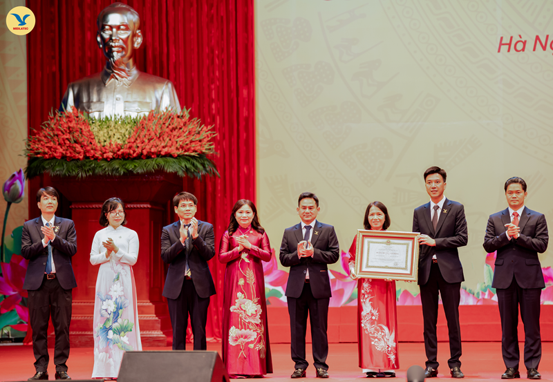 Thừa ủy quyền của Chủ tịch nước, Thứ trưởng Thường trực Bộ Y tế Vũ Mạnh Hà trao Huân chương Lao động hạng Nhì cho Hệ thống Y tế MEDLATEC