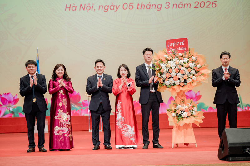 Ban lãnh đạo MEDLATEC GROUP đón nhận lẵng hoa tươi thắm chúc mừng của Bộ Y tế 