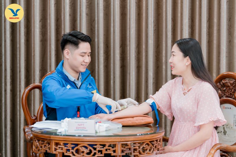 <a href='https://medlatec.vn/dich-vu/xet-nghiem-lay-mau-tai-nha' title='xét nghiệm tại nhà'>xét nghiệm tại nhà</a> giúp giảm nguy cơ lây nhiễm chéo trong giai đoạn dịch bệnh bùng phát 