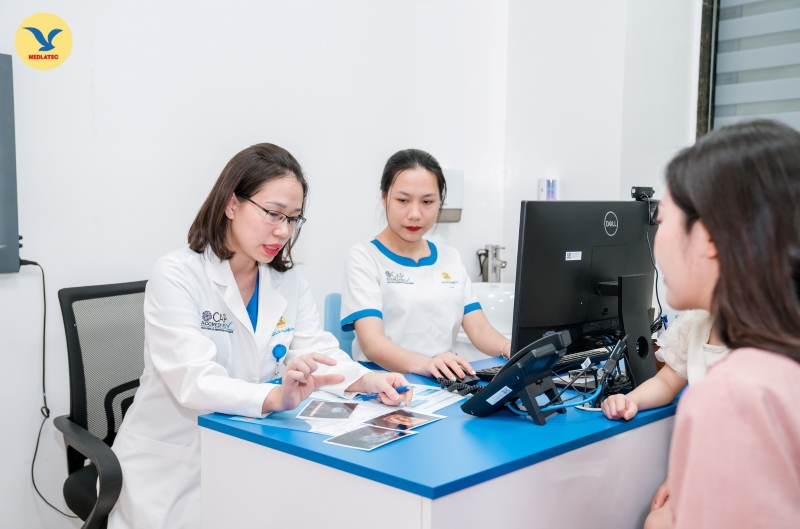 Chị em nên thăm khám kịp thời nếu máu kinh xuất hiện màu khác lạ cùng dấu hiệu đau bụng dưới dữ dội 