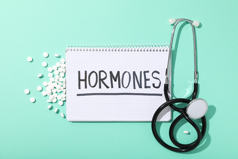 Mất cân bằng hormone nội tiết dễ khiến thân nhiệt thay đổi thất thường, người lúc nóng lúc lạnh