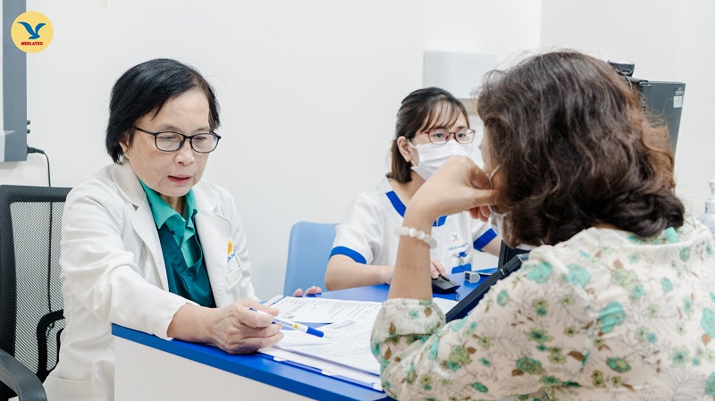 Thăm khám cùng bác sĩ chuyên khoa giúp chẩn đoán đúng nguyên nhân người lúc nóng lúc lạnh mệt mỏi nhưng không sốt