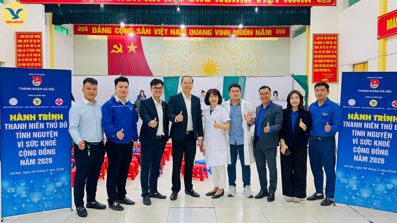 Đại diện Hệ thống Y tế MEDLATEC - Ông Nguyễn Đình Bắc, Giám đốc Trung tâm Tại nhà toàn quốc (thứ 3 từ trái sang) chụp ảnh lưu niệm cùng Ban tổ chức 