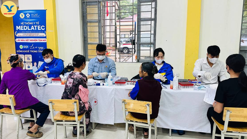 Ngay từ sáng sớm, đội ngũ nhân viên y tế của MEDLATEC đã có mặt để tư vấn và lấy mẫu xét nghiệm cho người dân 