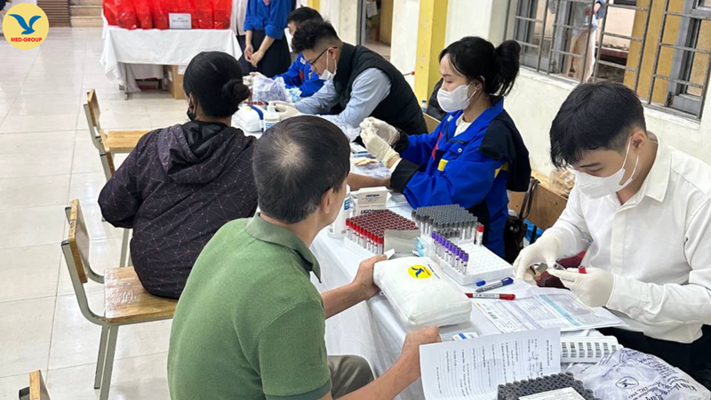 Ngay từ sáng sớm, đội ngũ nhân viên y tế của MEDLATEC đã có mặt để tư vấn và lấy mẫu xét nghiệm cho người dân 