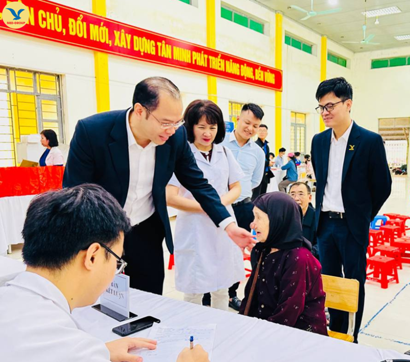 Đồng chí Nguyễn Tiến Hưng - Bí thư Thành đoàn Hà Nội thăm hỏi, động viên người dân đến khám và tư vấn sức khỏe tại chương trình 