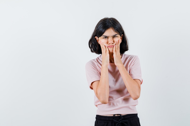 Khớp cắn đối đầu khiến người bệnh mất tự tin khi giao tiếp