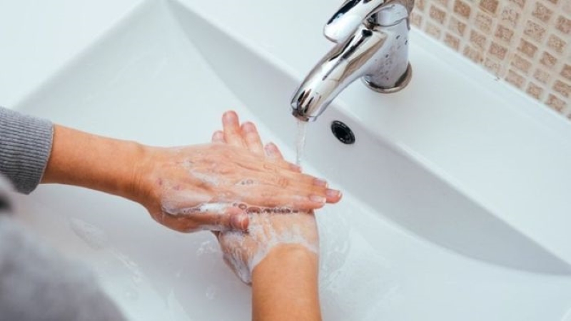 Giữ vệ sinh, hạn chế tiếp xúc trực tiếp giúp đảm bảo an toàn cho trẻ sơ sinh khi thăm hỏi