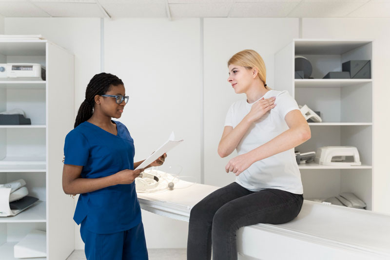 Ngay khi nhận thấy vùng nách nổi hạch, bạn cần chú ý theo dõi và đi khám kịp thời