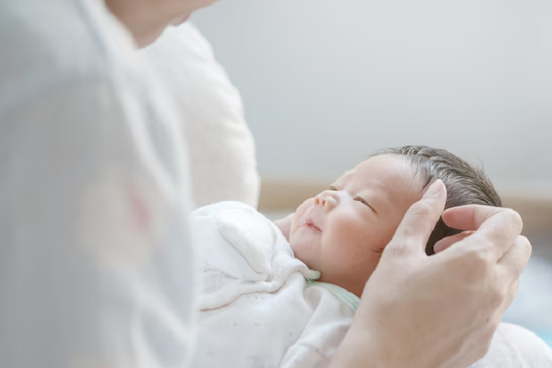 Cha mẹ nên điều chỉnh tư thế ngủ giúp trẻ hạn chế méo đầu 