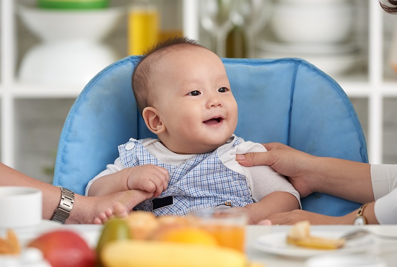 Quan sát phản ứng sau ăn giúp cha mẹ nhận biết bé đã ăn đúng nhu cầu và khả năng của con.