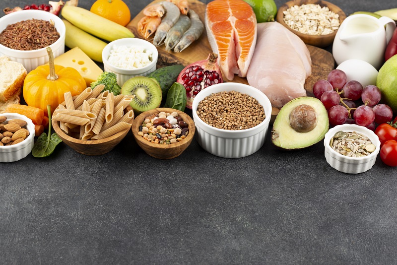 Nhóm thực phẩm bé 7 tháng ăn được gồm tinh bột, đạm, rau củ và chất béo lành mạnh.