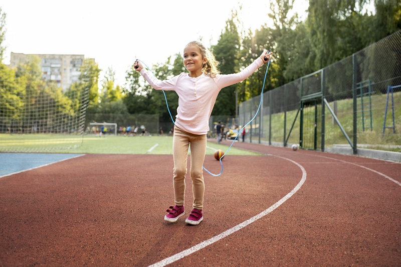 Trẻ em nhảy dây đều đặn có thể hỗ trợ phát triển chiều cao