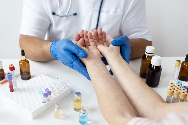 Nếu thường xuyên bị ngứa da, người bệnh cần thăm khám để thực hiện các kiểm tra chẩn đoán đúng nguyên nhân