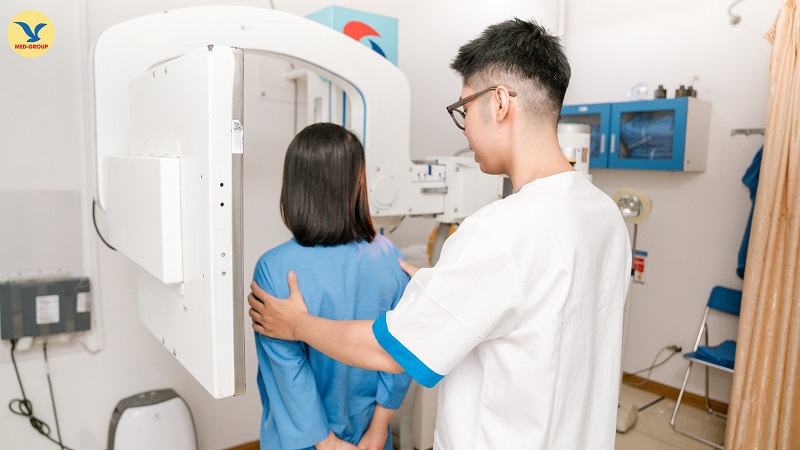 Người bệnh chụp X-quang kiểm tra phổi và phế quản
