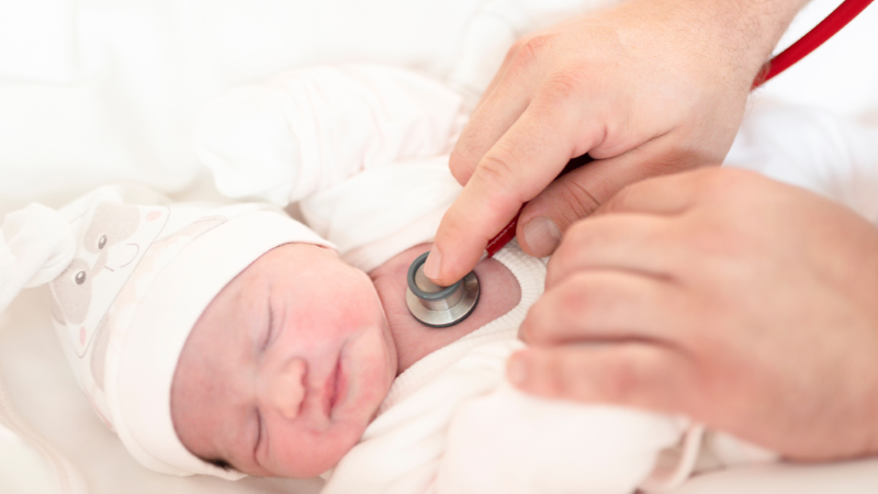 Cha mẹ nên theo dõi chặt chẽ thói quen đi ngoài cùng các biểu hiện khác của trẻ