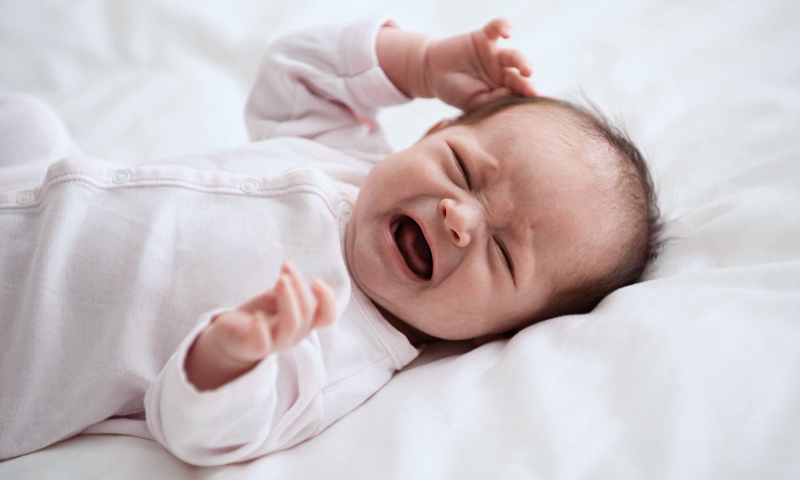Trẻ sơ sinh đang ngủ tự nhiên khóc thét có thể liên quan đến nhiều yếu tố khác nhau