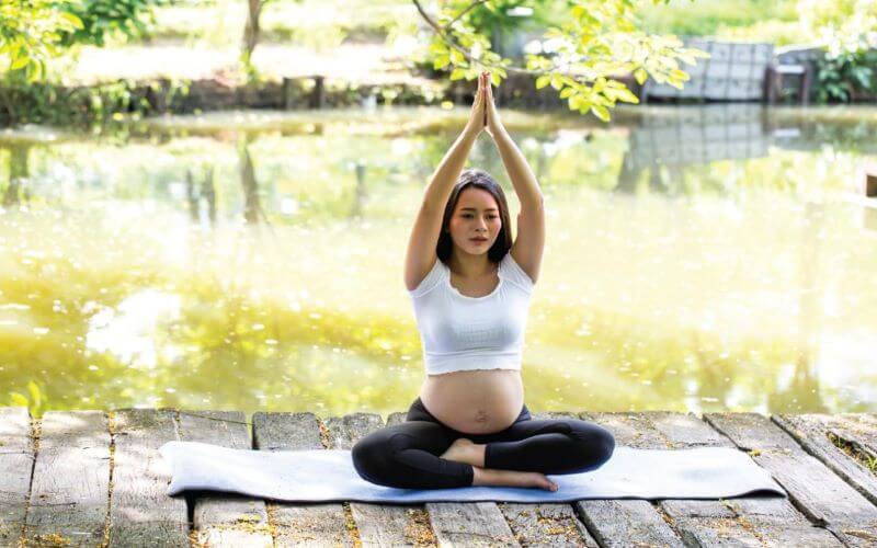 Mẹ bầu nên vận động nhẹ nhàng để giảm cảm giác khó chịu khi thai nhi đạp vào bàng quang 