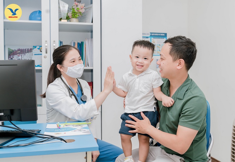 Trẻ bị buồn nôn trong thời gian dài nên thăm khám chuyên khoa để can thiệp đúng hướng