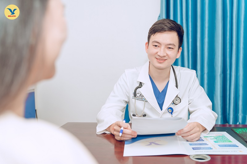 Người có biểu hiện xuất huyết hoặc tiêu chảy kéo dài nên thăm khám để được chẩn đoán chính xác thay vì tự ý dùng dược liệu.