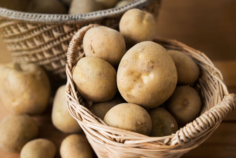 Bảo quản khoai tây ở nơi khô ráo, thoáng mát giúp giảm nguy cơ thâm đen và hư hỏng.