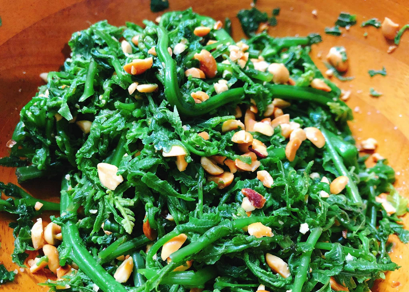 Rau dương xỉ thường được chế biến bằng cách luộc hoặc xào sau khi đã sơ chế kỹ.