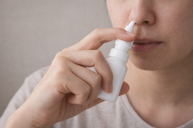 Rửa mũi bằng nước muối sinh lý giúp giảm nghẹt mũi và hạn chế dịch mũi chảy xuống họng khi ngủ.