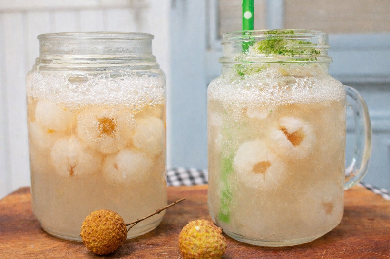 Vải ngâm đường bị sủi bọt có thể do quá trình lên men tự nhiên hoặc do bảo quản không đúng cách