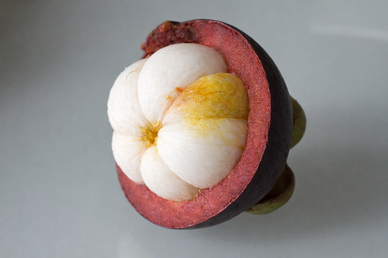 Măng cụt bị vàng nhạt ở phần múi – dấu hiệu quả đã chín quá hoặc bảo quản lâu ngày.