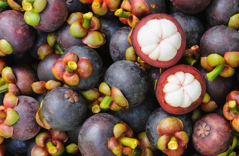 Măng cụt an toàn thường có vỏ tím sậm, đàn hồi tốt và cuống còn xanh tươi