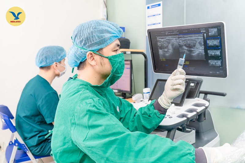 Chọc hút tế bào bằng kim nhỏ (FNA) giúp xác định bản chất lành tính hay ác tính của hạch tuyến giáp.