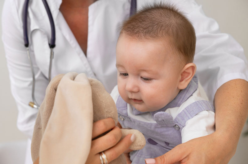 Nếu hạ thân nhiệt khiến trẻ rơi vào trạng thái li bì, ba mẹ cần nhanh chóng cho trẻ đi khám