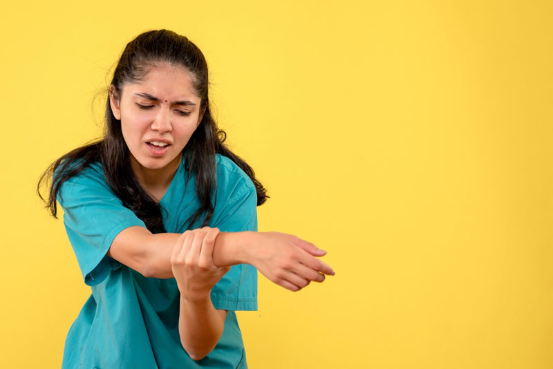 Cổ tay bị đau lâu ngày có thể dẫn đến nhiều biến chứng nguy hiểm