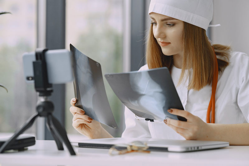 Bác sĩ phân tích phim chụp X-quang đầu gối 