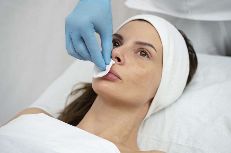 Chọn thẩm mỹ tại cơ sở uy tín giúp bạn khử thâm môi an toàn, hiệu quả lâu dài