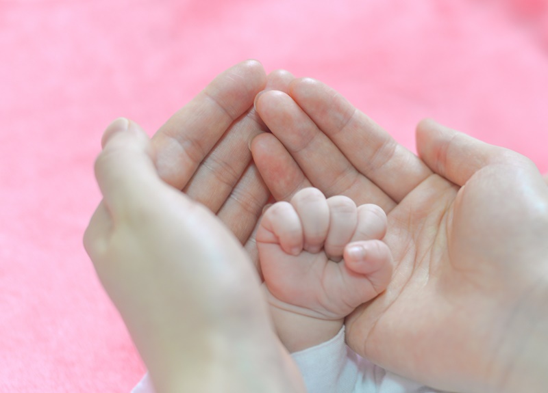 Trẻ thường xuyên nắm chặt tay có thể là biểu hiện tăng trương lực cơ