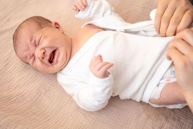 Trẻ sơ sinh bị suy giảm đề kháng thường hay ốm vặt, quấy khóc khó dỗ