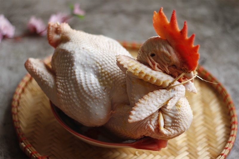 Cánh và chân gà nên được buộc cố định trước khi luộc